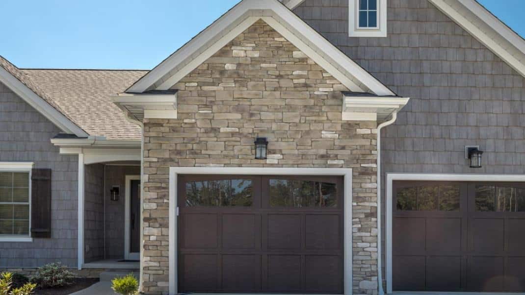 Casa_garage-stone-accent Stone Veneer 2 Car Garage