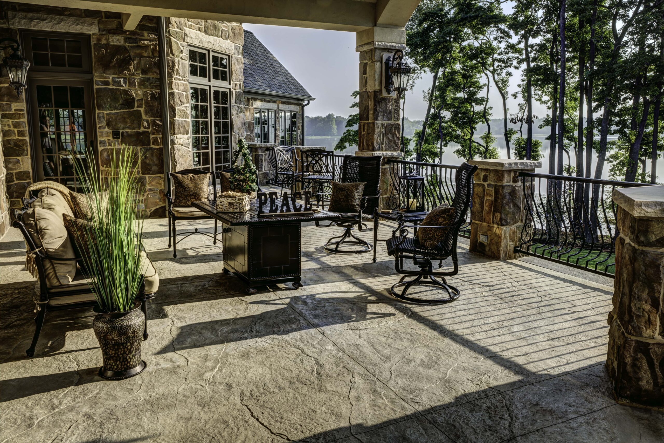 OW - EURO-15-min Exterior of house made with Niveo Volterra stone