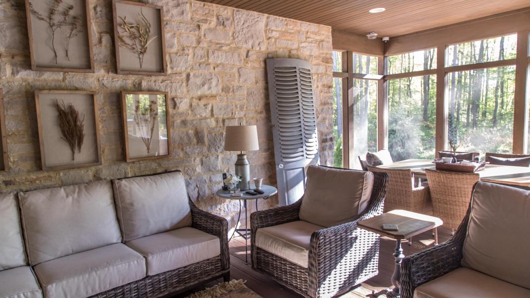 first-impressions Stone veneer wall in an outdoor living space